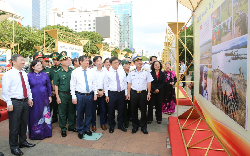 Khai mạc Triển lãm ảnh “Việt Nam - Một dải non sông” và “TP Hồ Chí Minh vang mãi khúc khải hoàn” -0
