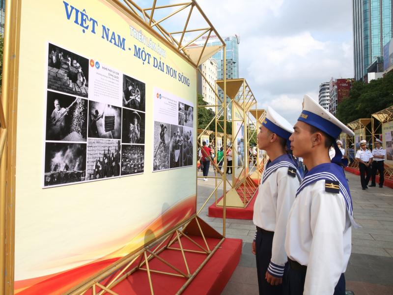Khai mạc Triển lãm ảnh “Việt Nam - Một dải non sông” và “TP Hồ Chí Minh vang mãi khúc khải hoàn” -0