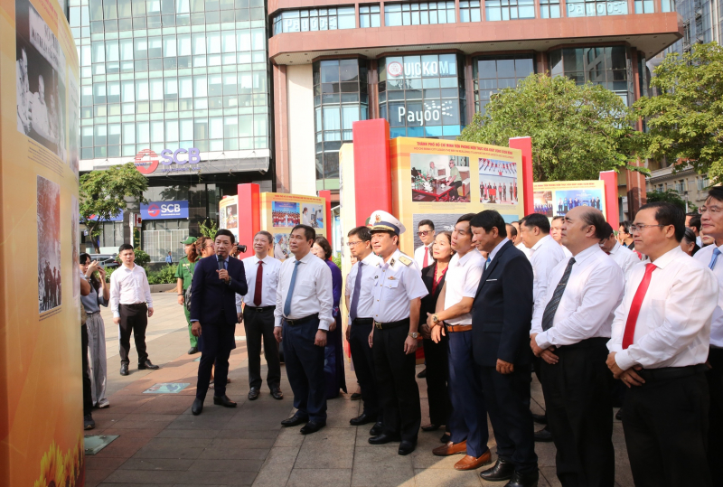 Khai mạc Triển lãm ảnh “Việt Nam - Một dải non sông” và “TP Hồ Chí Minh vang mãi khúc khải hoàn” -1
