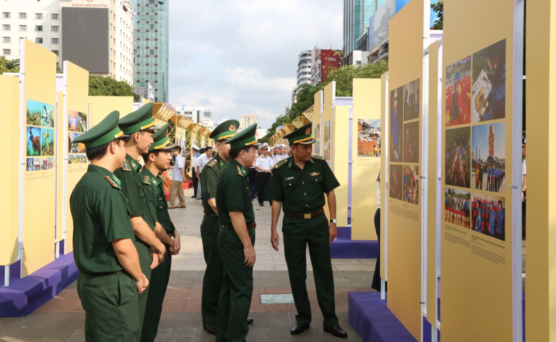 Khai mạc Triển lãm ảnh “Việt Nam - Một dải non sông” và “TP Hồ Chí Minh vang mãi khúc khải hoàn” -1