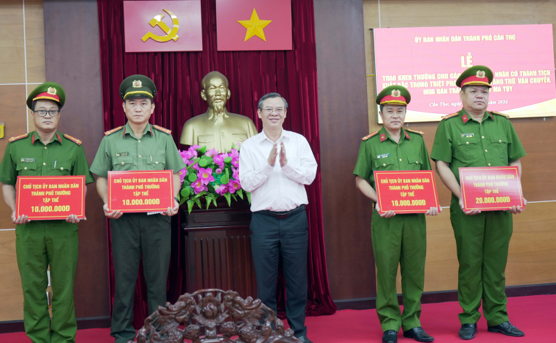 Khen thưởng các tập thể, cá nhân Công an TP Cần Thơ có thành tích xuất sắc trong chuyên án ma túy lớn -0