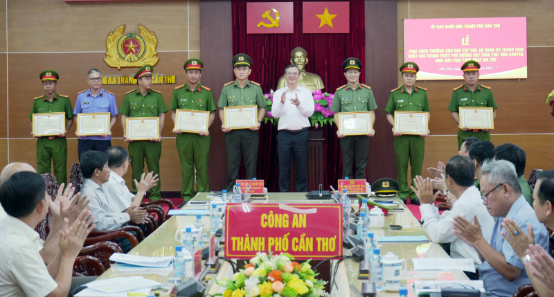 Khen thưởng các tập thể, cá nhân Công an TP Cần Thơ có thành tích xuất sắc trong chuyên án ma túy lớn -0