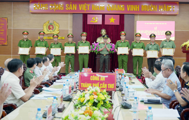 Khen thưởng các tập thể, cá nhân Công an TP Cần Thơ có thành tích xuất sắc trong chuyên án ma túy lớn -0