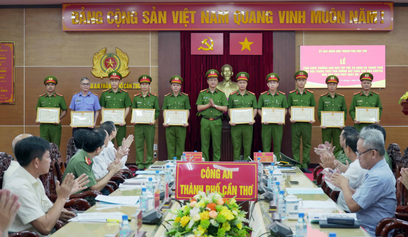 Khen thưởng các tập thể, cá nhân Công an TP Cần Thơ có thành tích xuất sắc trong chuyên án ma túy lớn -1