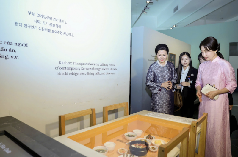 Phu nhân Tổng Bí thư, Chủ tịch nước Tô Lâm và phu nhân Tổng thống Hàn Quốc thăm Bảo tàng Dân tộc học Việt Nam -0