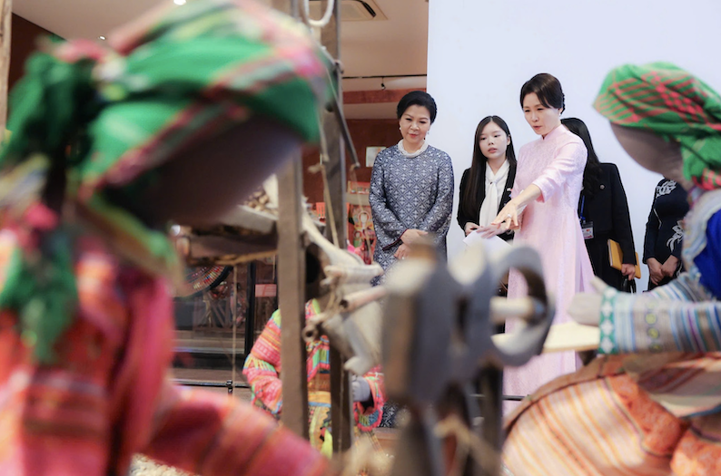 Phu nhân Tổng Bí thư, Chủ tịch nước Tô Lâm và phu nhân Tổng thống Hàn Quốc thăm Bảo tàng Dân tộc học Việt Nam -1