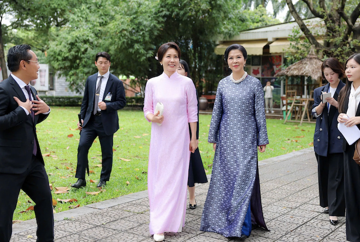 Phu nhân Tổng Bí thư, Chủ tịch nước Tô Lâm và phu nhân Tổng thống Hàn Quốc thăm Bảo tàng Dân tộc học Việt Nam -4