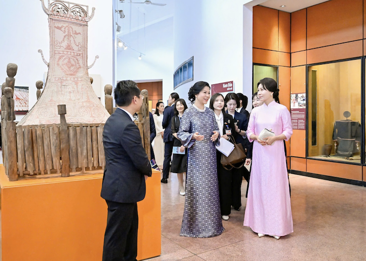Phu nhân Tổng Bí thư, Chủ tịch nước Tô Lâm và phu nhân Tổng thống Hàn Quốc thăm Bảo tàng Dân tộc học Việt Nam -6