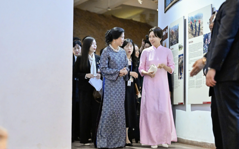 Phu nhân Tổng Bí thư, Chủ tịch nước Tô Lâm và phu nhân Tổng thống Hàn Quốc thăm Bảo tàng Dân tộc học Việt Nam -0
