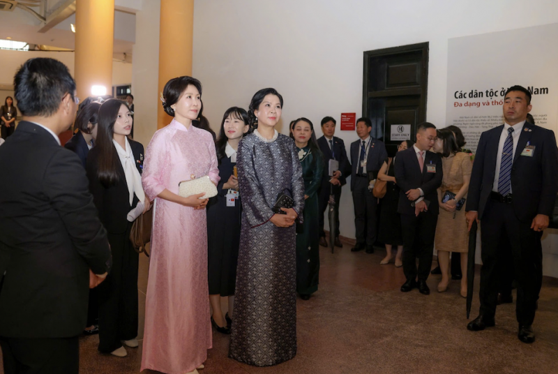 Phu nhân Tổng Bí thư, Chủ tịch nước Tô Lâm và phu nhân Tổng thống Hàn Quốc thăm Bảo tàng Dân tộc học Việt Nam -0