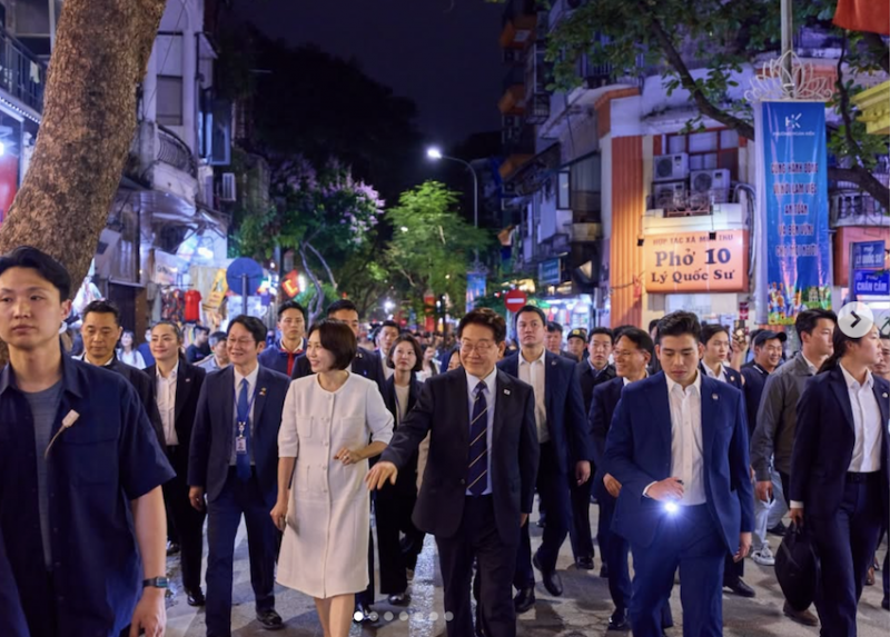 Tổng thống Hàn Quốc đội nón lá, kể chuyện dạo phố, trân trọng nụ cười Việt Nam -0