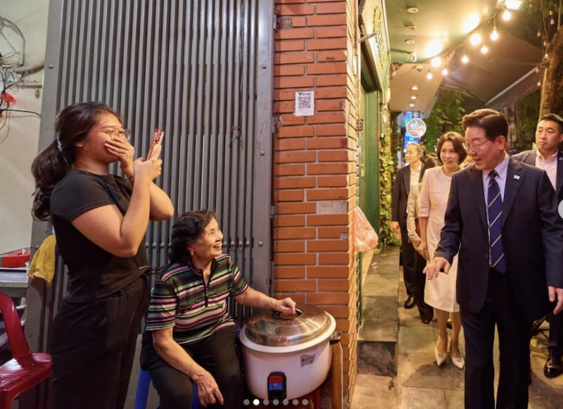 Tổng thống Hàn Quốc đội nón lá, kể chuyện dạo phố, trân trọng nụ cười Việt Nam -1