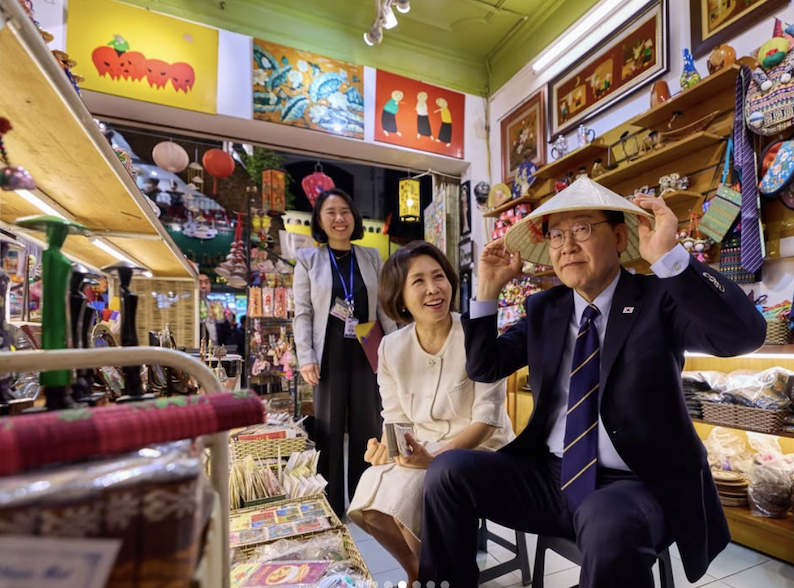 Tổng thống Hàn Quốc đội nón lá, kể chuyện dạo phố, trân trọng nụ cười Việt Nam -2