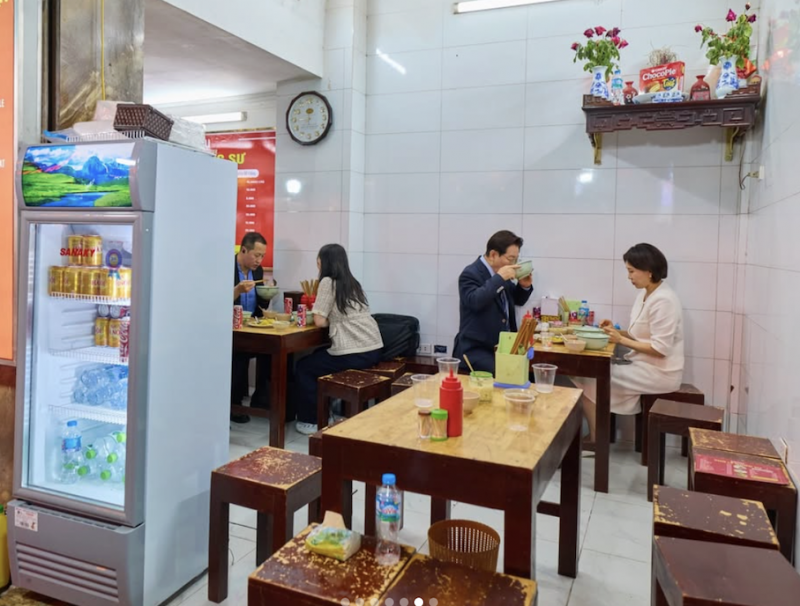 Tổng thống Hàn Quốc đội nón lá, kể chuyện dạo phố, trân trọng nụ cười Việt Nam -3