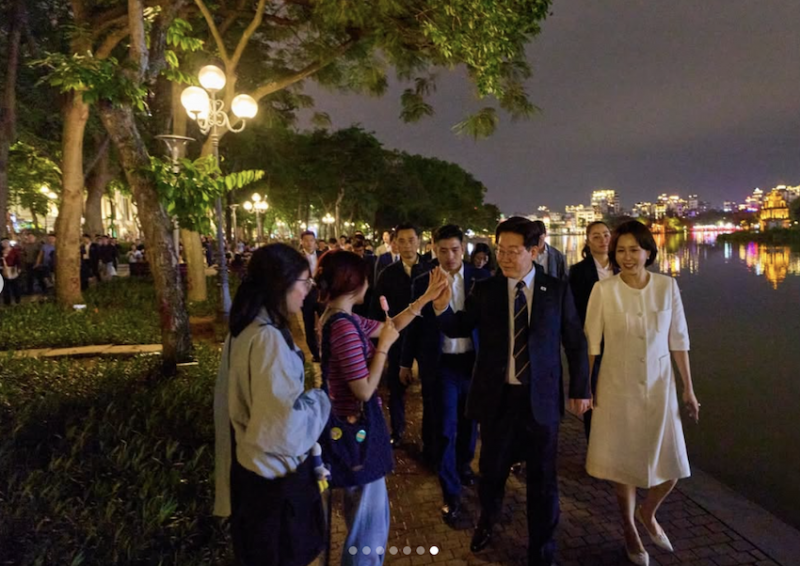 Tổng thống Hàn Quốc đội nón lá, kể chuyện dạo phố, trân trọng nụ cười Việt Nam -4