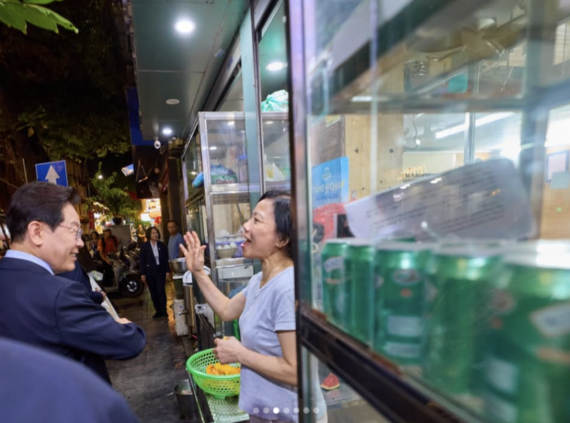 Tổng thống Hàn Quốc đội nón lá, kể chuyện dạo phố, trân trọng nụ cười Việt Nam -5