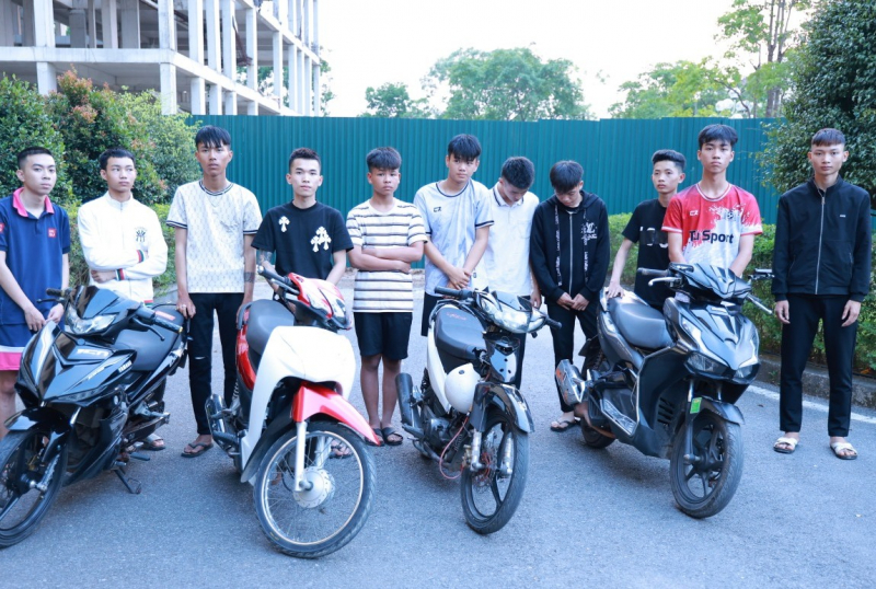 Khởi tố vụ án nhóm thanh thiếu niên mang hung khí, chạy xe lạng lách trên đường phố -0