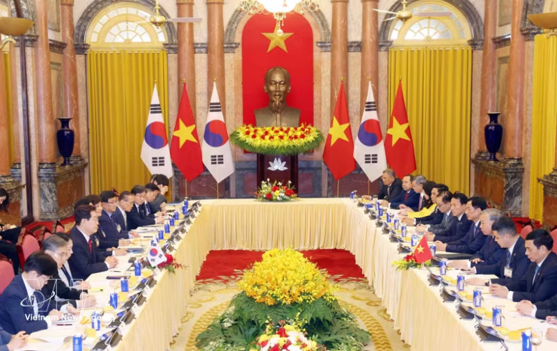 Top leader holds talks with RoK President in Hanoi -0
