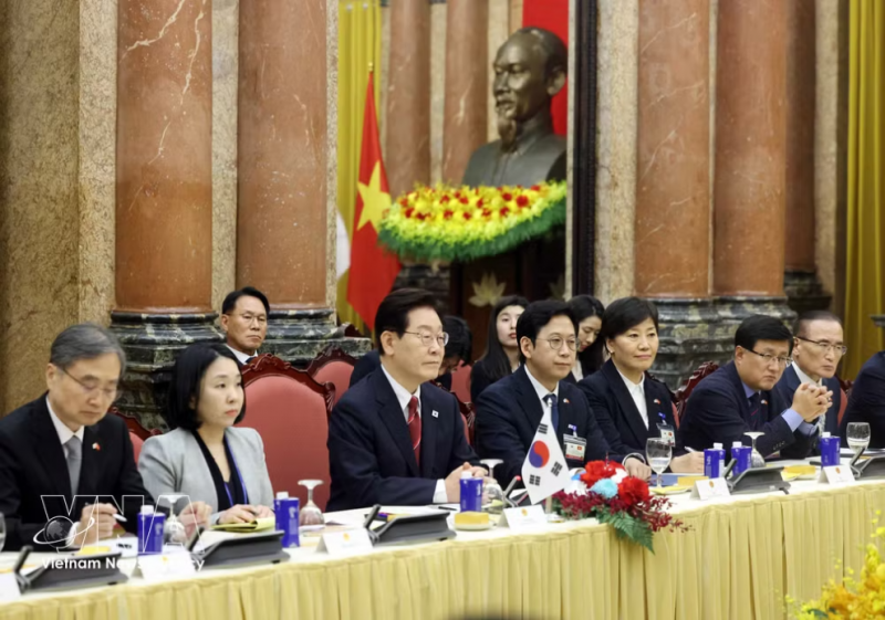 Top leader holds talks with RoK President in Hanoi -0
