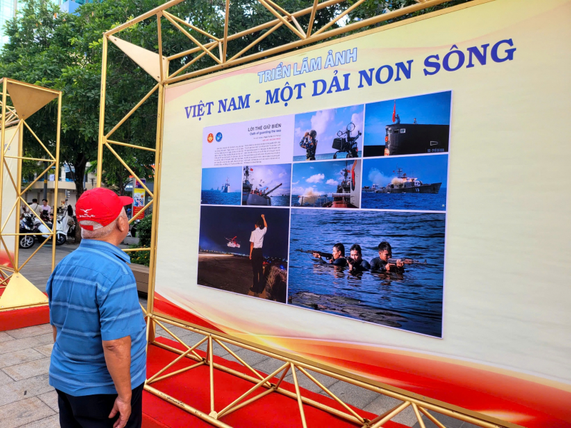 Khai mạc Triển lãm ảnh “Việt Nam - Một dải non sông” và “TP Hồ Chí Minh vang mãi khúc khải hoàn” -2
