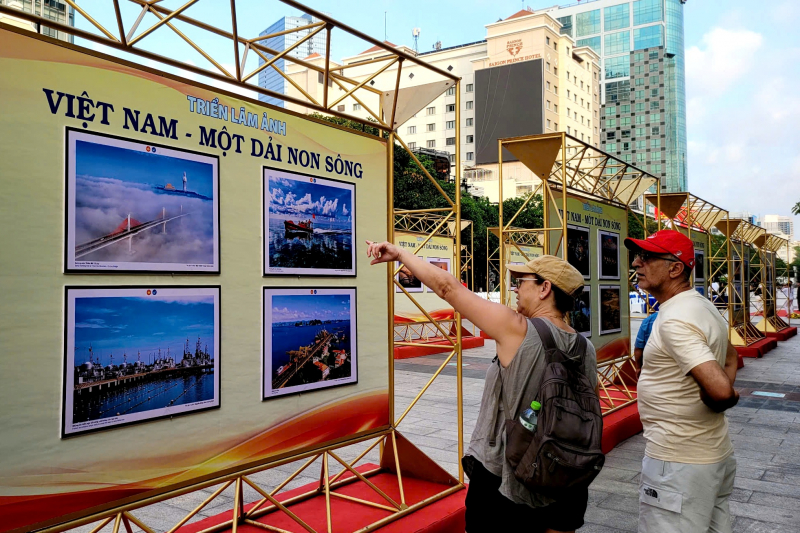 Khai mạc Triển lãm ảnh “Việt Nam - Một dải non sông” và “TP Hồ Chí Minh vang mãi khúc khải hoàn” -3