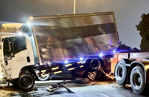 CSGT xuyên đêm giải tỏa ùn ứ sau va chạm giữa 6 phương tiện trên cầu Phú Mỹ -0