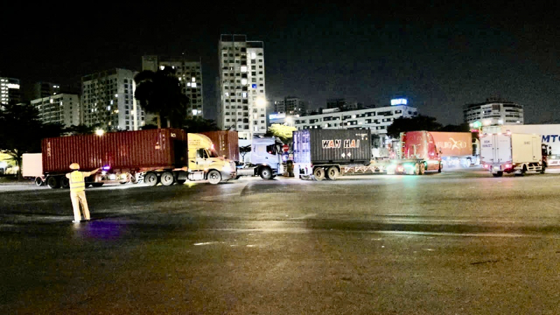 CSGT xuyên đêm giải tỏa ùn ứ sau va chạm giữa 6 phương tiện trên cầu Phú Mỹ -0