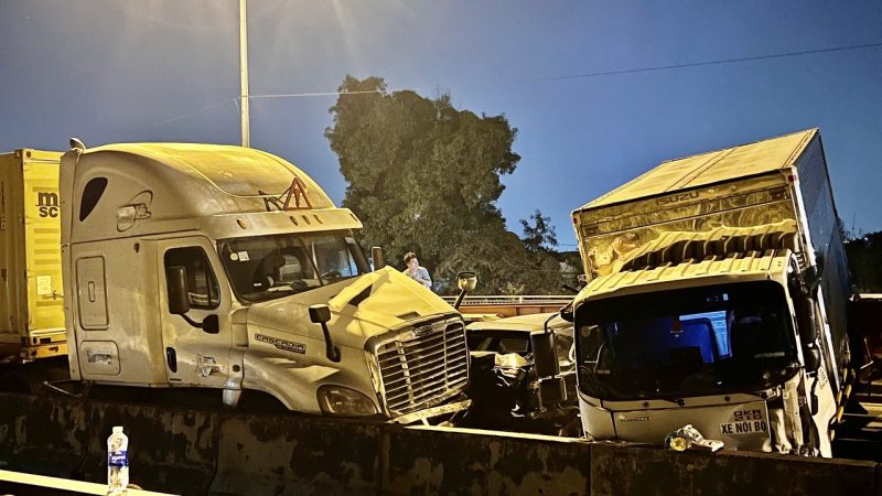 CSGT xuyên đêm giải tỏa ùn ứ sau va chạm giữa 6 phương tiện trên cầu Phú Mỹ -1