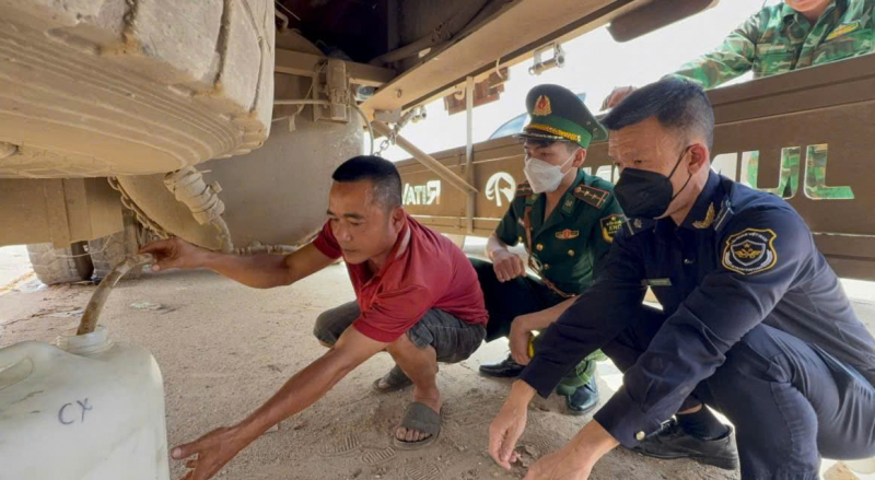 Đà Nẵng: Phát hiện hàng trăm lít dầu diesel giấu tinh vi dưới gầm xe qua cửa khẩu Nam Giang để tiêu thụ -0