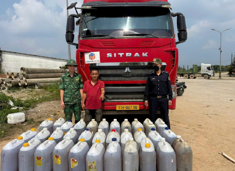 Đà Nẵng: Phát hiện hàng trăm lít dầu diesel giấu tinh vi dưới gầm xe qua cửa khẩu Nam Giang để tiêu thụ -1