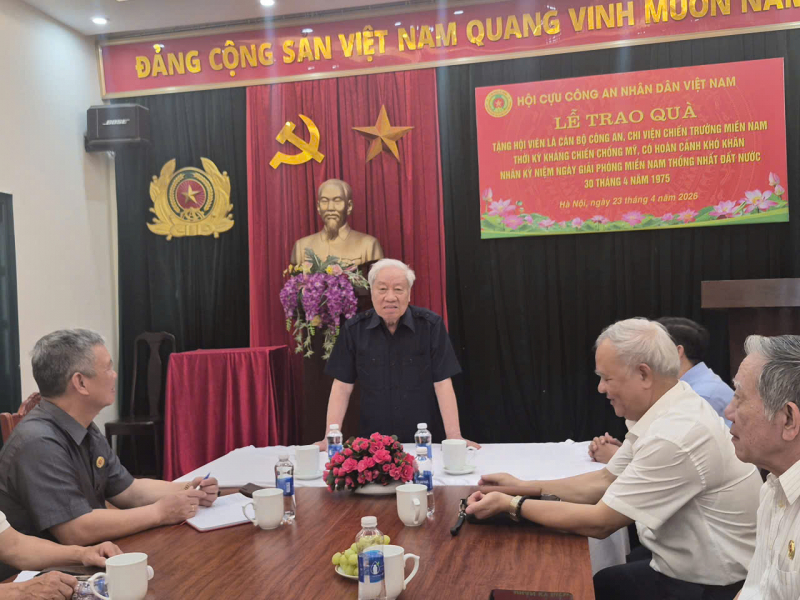 Hội Cựu CAND Việt Nam trao quà -0