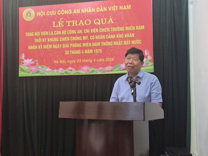 Hội Cựu CAND Việt Nam trao quà -0