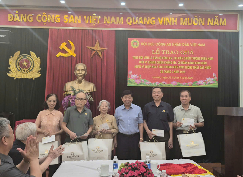 Hội Cựu CAND Việt Nam trao quà tri ân các cán bộ Công an chi viện chiến trường miền Nam có hoàn cảnh khó khăn -0