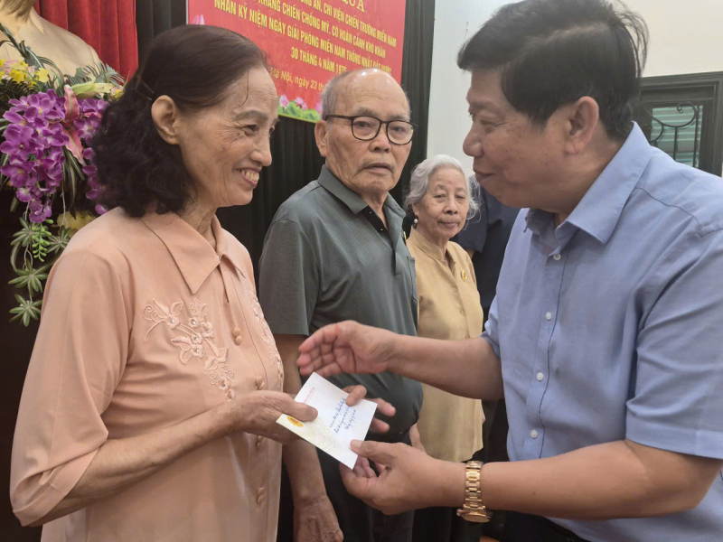 Hội Cựu CAND Việt Nam trao quà -0