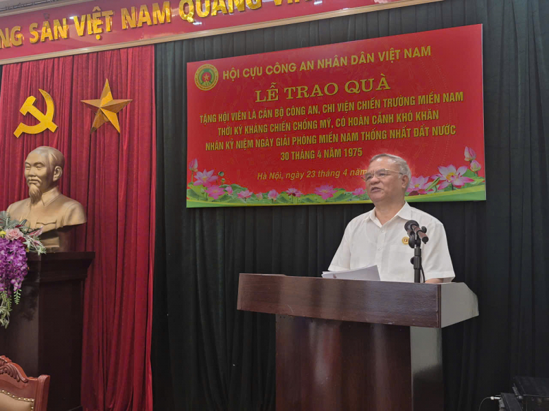 Hội Cựu CAND Việt Nam trao quà -0