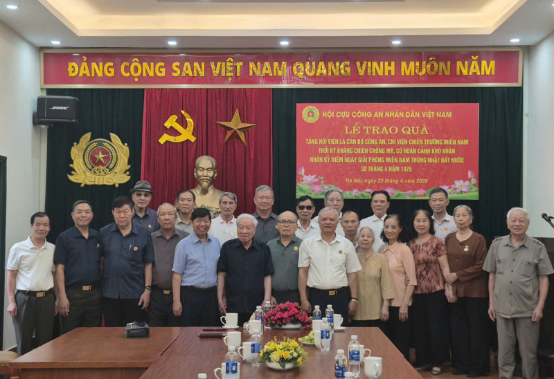 Hội Cựu CAND Việt Nam trao quà -0