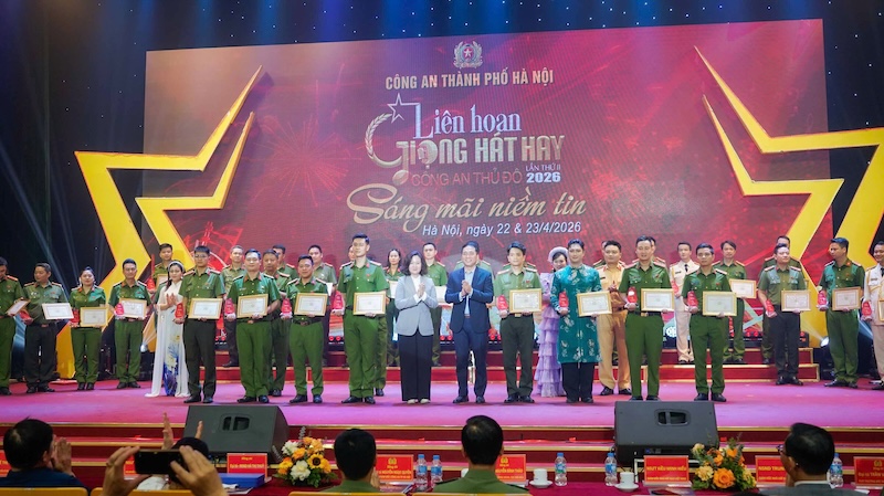 Hình ảnh ngHình ảnh người chiến sĩ Công an Thủ đô hiện lên không chỉ bản lĩnh, kiên trung mà còn đầy chất nghệ sĩ, hào hoa -0