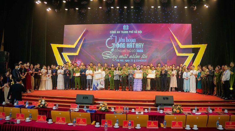 Hình ảnh ngHình ảnh người chiến sĩ Công an Thủ đô hiện lên không chỉ bản lĩnh, kiên trung mà còn đầy chất nghệ sĩ, hào hoa -0