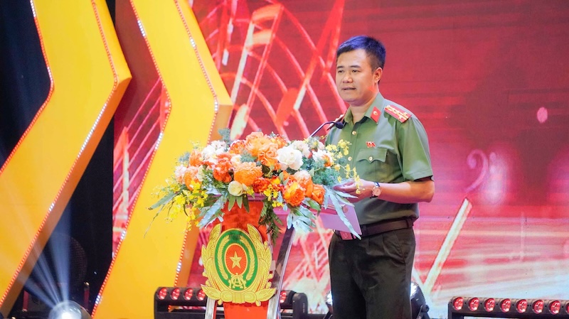 Hình ảnh ngHình ảnh người chiến sĩ Công an Thủ đô hiện lên không chỉ bản lĩnh, kiên trung mà còn đầy chất nghệ sĩ, hào hoa -0