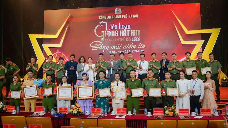 Hình ảnh ngHình ảnh người chiến sĩ Công an Thủ đô hiện lên không chỉ bản lĩnh, kiên trung mà còn đầy chất nghệ sĩ, hào hoa -0