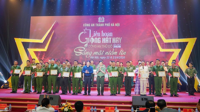 Hình ảnh ngHình ảnh người chiến sĩ Công an Thủ đô hiện lên không chỉ bản lĩnh, kiên trung mà còn đầy chất nghệ sĩ, hào hoa -0