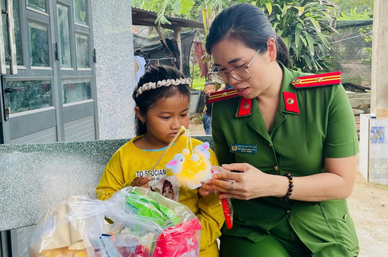                 Nữ Phó trưởng Công an xã luôn gần dân, vì nhân dân phục vụ -0