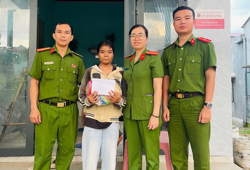                 Nữ Phó trưởng Công an xã luôn gần dân, vì nhân dân phục vụ -0