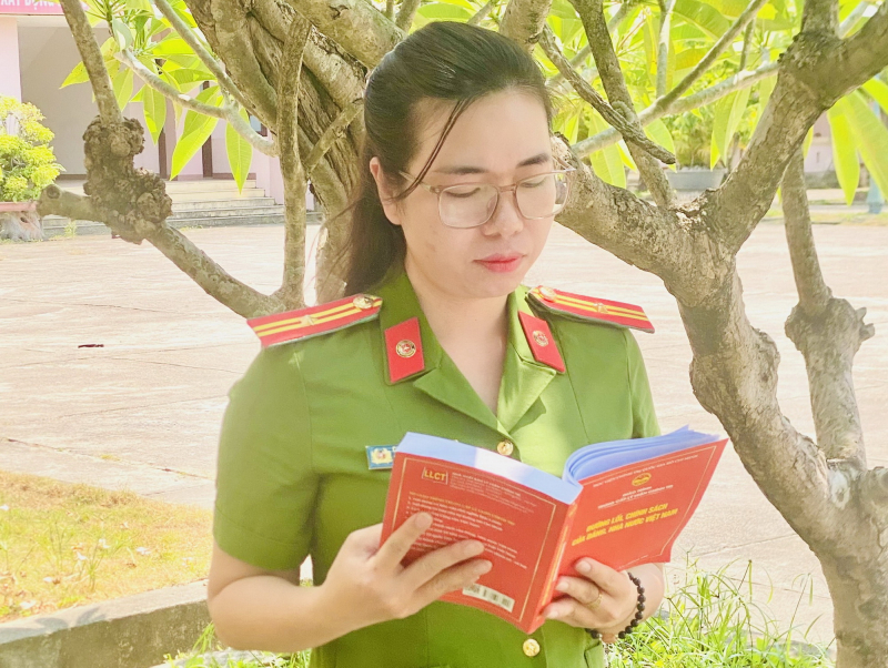                 Nữ Phó trưởng Công an xã luôn gần dân, vì nhân dân phục vụ -0