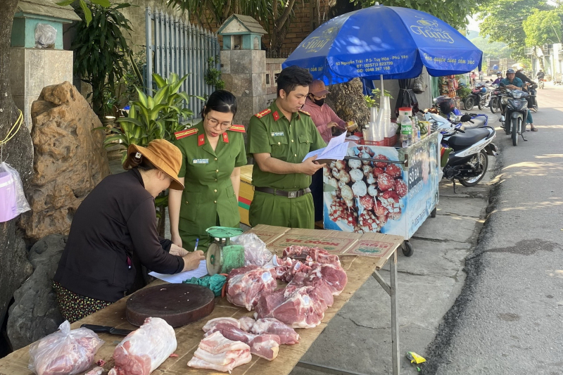                 Nữ Phó trưởng Công an xã luôn gần dân, vì nhân dân phục vụ -0