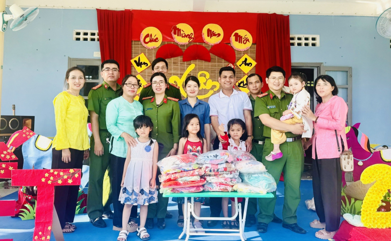                 Nữ Phó trưởng Công an xã luôn gần dân, vì nhân dân phục vụ -0