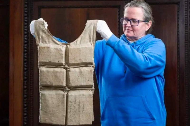 Áo phao giá 23 tỷ đồng -0