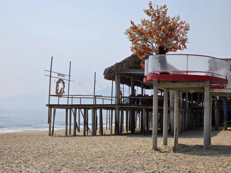 Lăng Cô (Huế): Lối xuống biển bị “tư hữu hóa mềm” bởi hàng quán -0