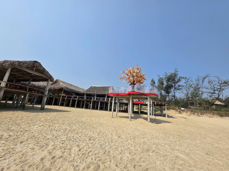 Lăng Cô (Huế): Lối xuống biển bị “tư hữu hóa mềm” bởi hàng quán -1