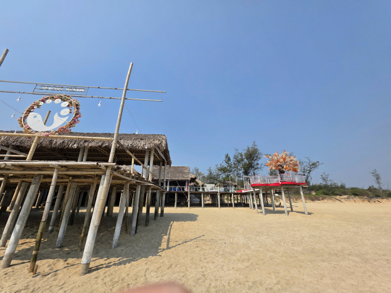 Lăng Cô (Huế): Lối xuống biển bị “tư hữu hóa mềm” bởi hàng quán -2